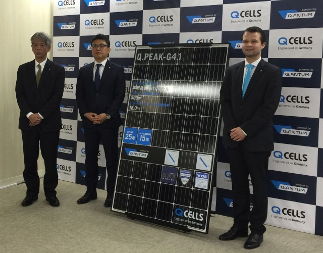 新製品発表会でドイツの太陽光発電事情を紹介したハンファＱセルズのマクシミリアン･シュラーデさん（右）とハンファＱセルズジャパンのキム・ジョンソ社長（中央）