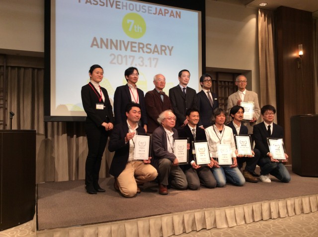 エコハウス・アワード２０１７の受賞者（前列）と審査員（１７日、東京都港区）
