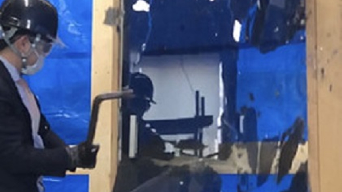 神谷コーポレーション、室内用ガラス扉の破壊試験映像を公開