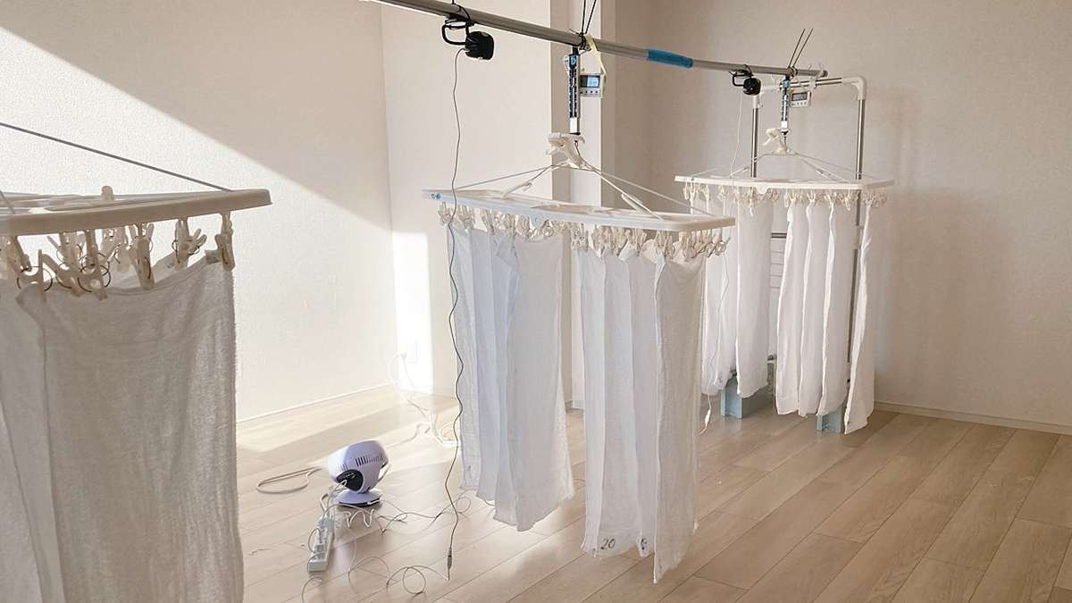 衣類の部屋干し時間を検証　調湿建材の部屋は6時間で乾燥