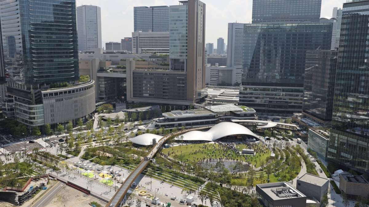 大阪駅直結の新拠点、一部開業　再開発街区に公園、商業施設